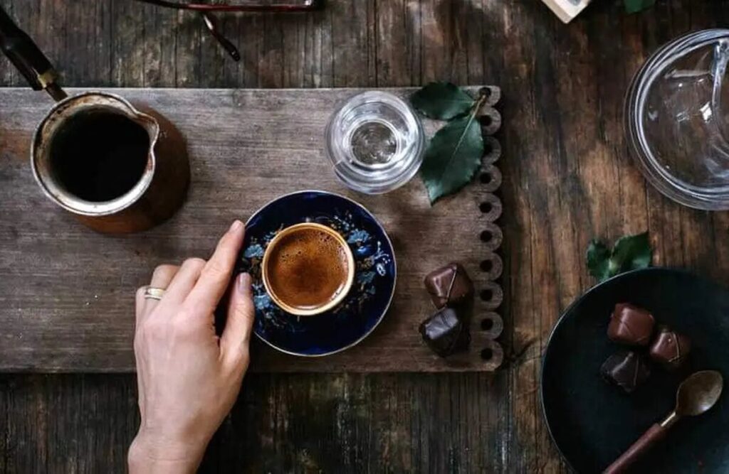 قهوه چه بلایی سر مغز و روده میآورد؟ چطور خلق و خو را تغییر میدهد؟
