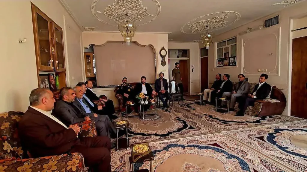 تکریم خانواده شهدا در سفر استانی رئیس سازمان زندان‌ها به استان فارس/ آسیابی: تکریم و پاسداشت خانواده معظم شهدا وظیفه‌ای دینی و انقلابی است
