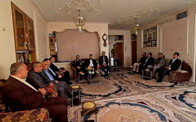 تکریم خانواده شهدا در سفر استانی رئیس سازمان زندان‌ها به استان فارس/ آسیابی: تکریم و پاسداشت خانواده معظم شهدا وظیفه‌ای دینی و انقلابی است