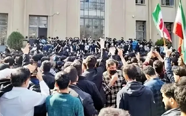 فارس: اخراج ۳ دانشجو در وزارت علوم تایید شد