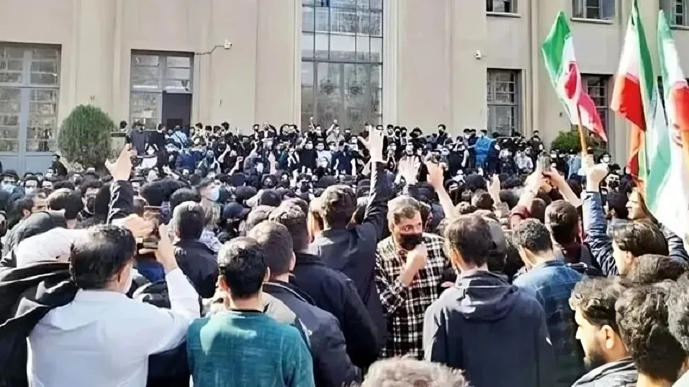 فارس: اخراج ۳ دانشجو در وزارت علوم تایید شد