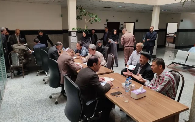 رئیس کل دادگستری زنجان به درخواست ۱۸۰ نفر از مراجعین در دیدار مردمی رسیدگی کرد