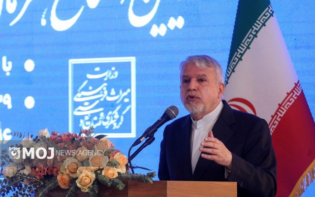 جهان باید ایران را از دریچه میراث، فرهنگ و زبان فارسی بشناسد