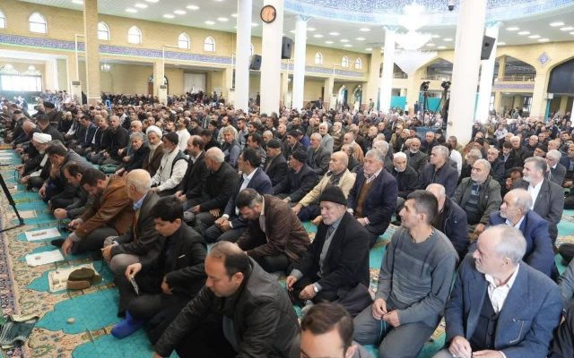 مرور رشادت‌های ملت ایران در دوران دفاع مقدس و جنگ های تحمیلی در نماز جمعه شهرهای آذربایجان غربی
