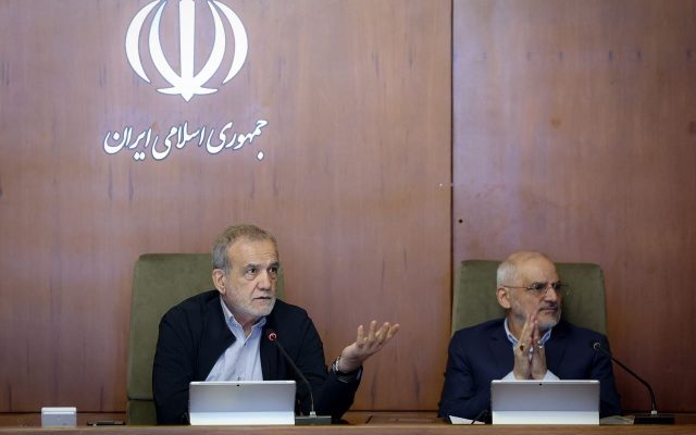 اولتیماتوم پزشکیان درباره «توقف تولید»/ توصیه‌های رییس دولت درباره طرح «سه‌شنبه‌های بدون خودرو» در جلسه هیئت دولت