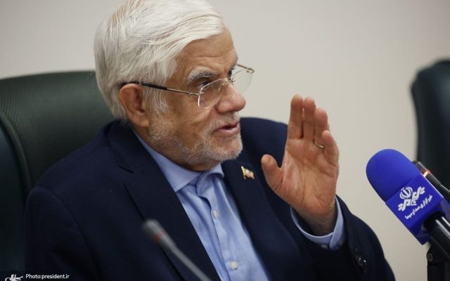 عارف در آیین نواختن زنگ مهر: خشونت نظام سلطه جای دانش‌آموزان شهید میناب را در کلاس‌های درس خالی کرد