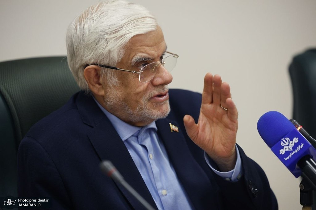 عارف در آیین نواختن زنگ مهر: خشونت نظام سلطه جای دانشآموزان شهید میناب را در کلاسهای درس خالی کرد