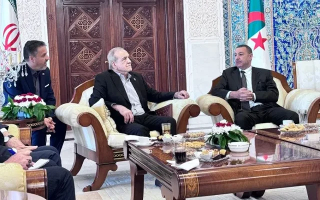 استقبال وزیر کشور الجزایر از پزشکیان، در توقفی کوتاه در فرودگاه الجزیره
