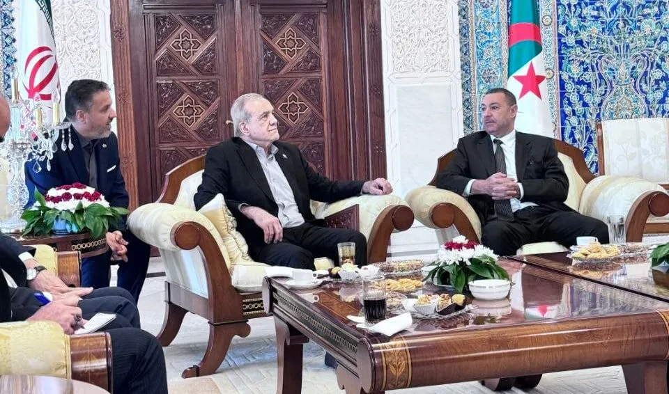 استقبال وزیر کشور الجزایر از پزشکیان، در توقفی کوتاه در فرودگاه الجزیره