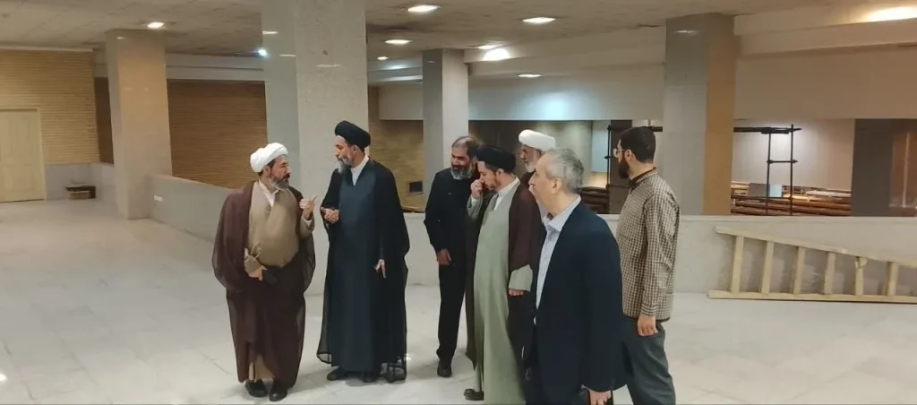 بازدید مدیران حوزوی از گنجینه نسخ خطی مصلای امام خمینی+ تصاویر