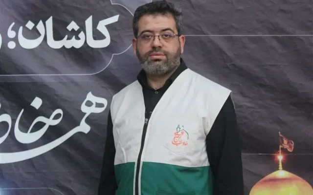 حمایت از دانش‌آموزان خانواده‌های عزتمند با توزیع بیش از ۴۰۰ بسته نوشت‌افزار در کاشان