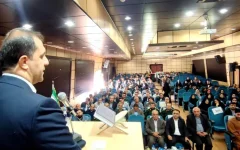 اگر معلم آگاه داشته باشیم، جامعه آگاه خواهیم داشت