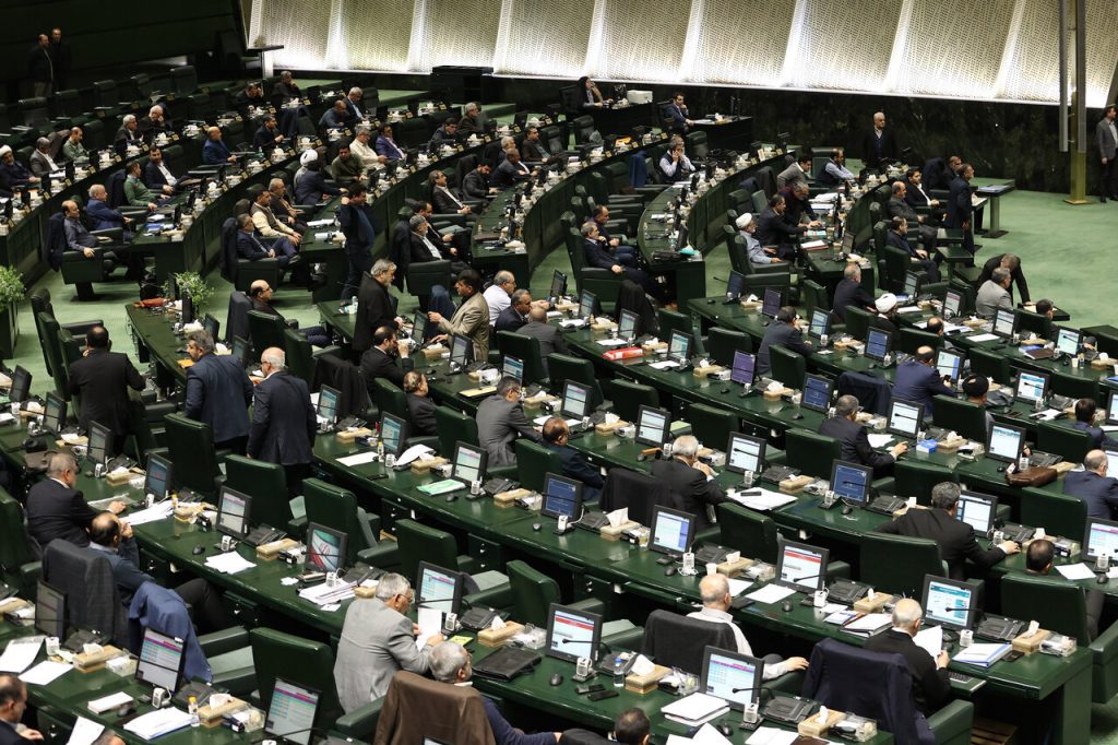 ادامه ماجرای افزایش حقوق نمایندگان مجلس/ فاطمی: شخصاً از مجلس حقوق دریافت نمی‌کنم/ عضو هیئت علمی دانشگاه هستم