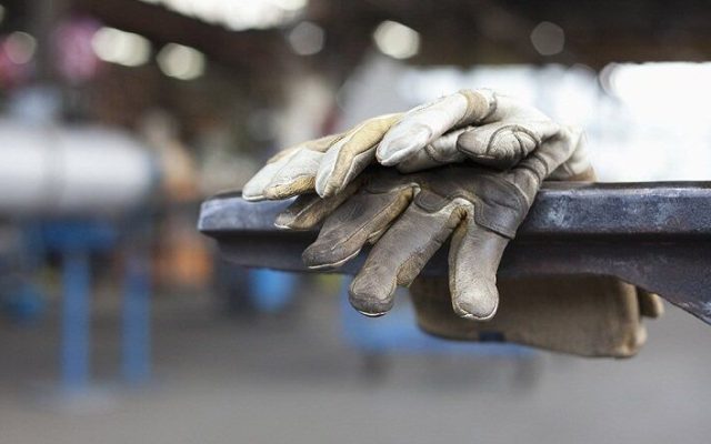 خط فقر بالای ۷۰ میلیون تومان و حقوق کارگران زیر 20 میلیون تومان!/ یک کارگر چگونه باید از پس این زندگی پر خرج برآید؟