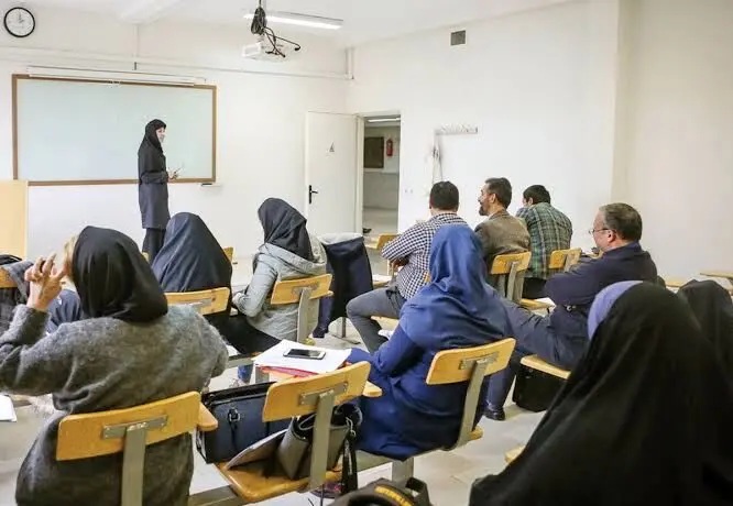 دانشگاه در میانه دو تیغ