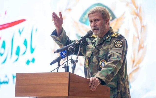 فرمانده کل ارتش: با هوشیاری و آمادگی کامل ایستاده‌ایم/ در دفاع از ایران، لحظه‌ای درنگ نخواهیم کرد