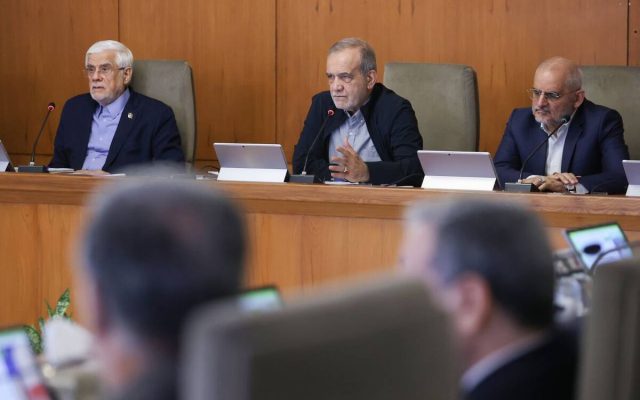 پزشکیان خواستار پای کار آمدن همه ظرفیت‌های کشور برای حفظ تولید و تداوم اشتغال شد