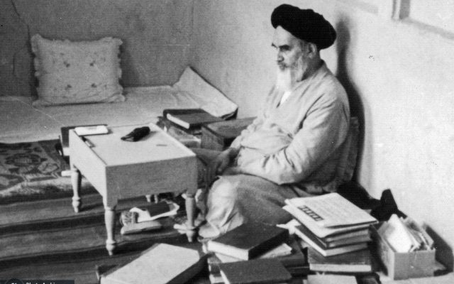با وجود تدابیر شدید امنیتی رژیم بعث، گفت و گوی امام با رادیو تلویزیون فرانسه چگونه انجام شد؟/مهمترین موضوع‌های مطرح‌شده در این گفت و گو کدامند؟