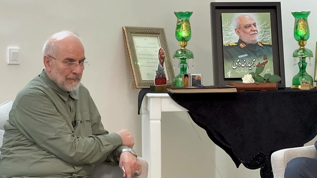دیدار قالیباف با خانواده شهیدان نصیرزاده و خادمی/ کارآمدی شهید خادمی در عرصه‌های حفاظت و اطلاعات کم‌نظیر بود + تصویر