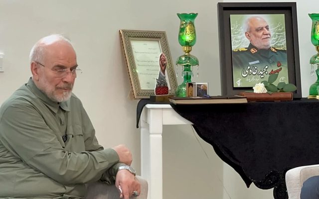دیدار قالیباف با خانواده شهیدان نصیرزاده و خادمی/ کارآمدی شهید خادمی در عرصههای حفاظت و اطلاعات کمنظیر بود + تصویر