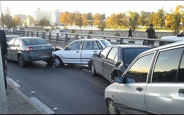 مصدوم شدن ۷ نفر در تصادف زنجیره‌ای ۱۲ خودرو در بزرگراه یادگار