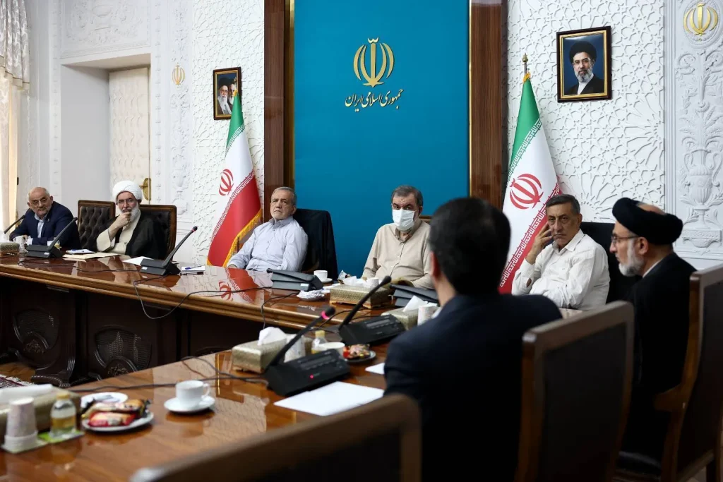 پزشکیان:با هم افزایی وانسجام داخلی بر مشکلات غلبه می‌کنیم
