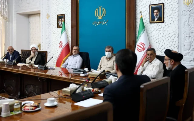 پزشکیان:با هم افزایی وانسجام داخلی بر مشکلات غلبه می‌کنیم