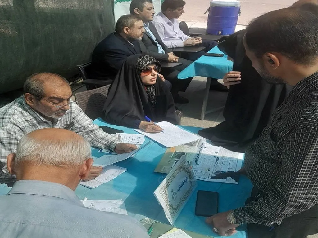 میز خدمت قضایی اداره کل ارتباطات مردمی قوه قضاییه در محل برگزاری نماز جمعه برگزار شد