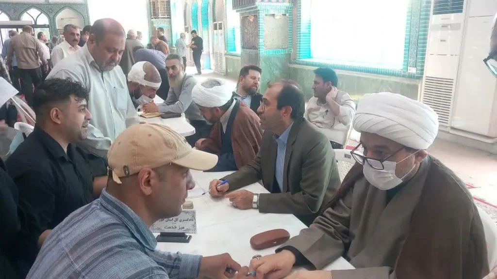 تداوم نهضت خدمترسانی قضایی در خوزستان/ مسئولان ارشد دادگستری استان پس از اقامه نماز جمعه اهواز پای صحبت مردم نشستند