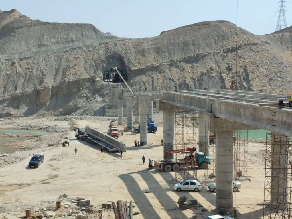 آغاز تیرگذاری پل خاص بزرگراه کنارتخته–دالکی