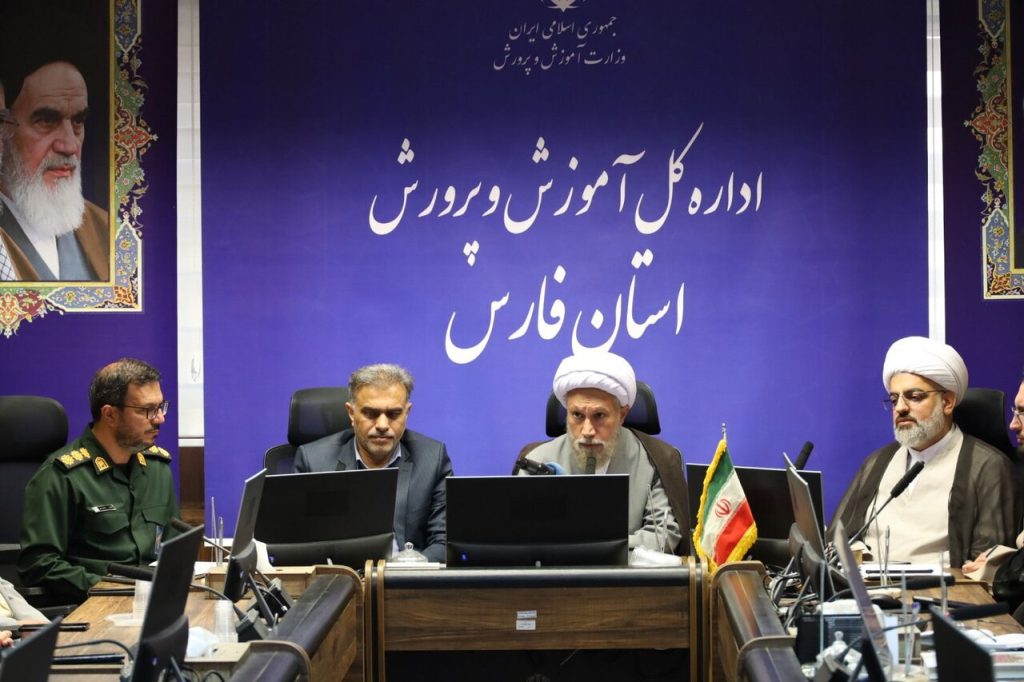 امام جمعه شیراز: از ابتدای مهرماه همه به کمک آموزش و پرورش بیایند