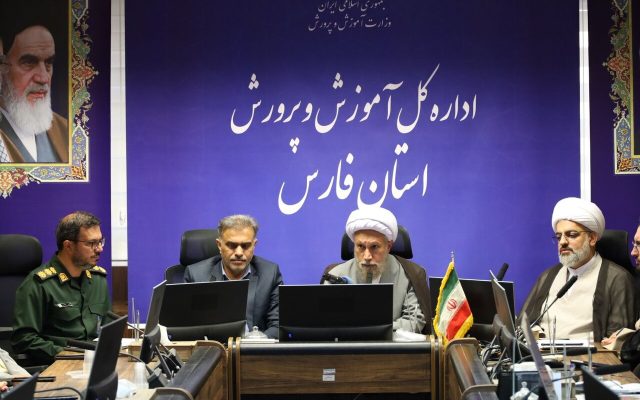 امام جمعه شیراز: از ابتدای مهرماه همه به کمک آموزش و پرورش بیایند