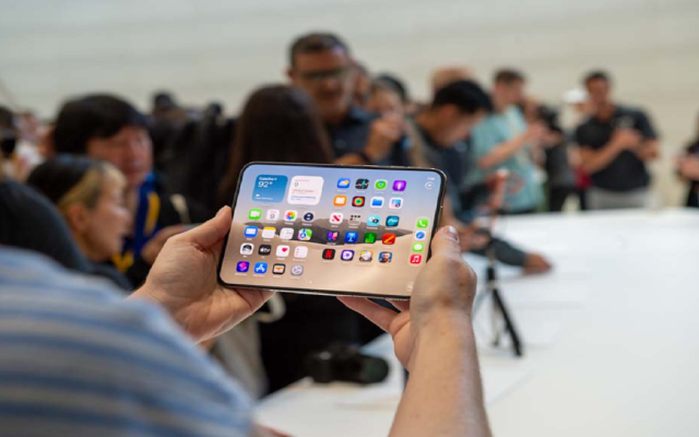 انتقاد از اپل: نگرانی کاربران چپ‌دست درباره آیفون تاشوی «iPhone Duo»
