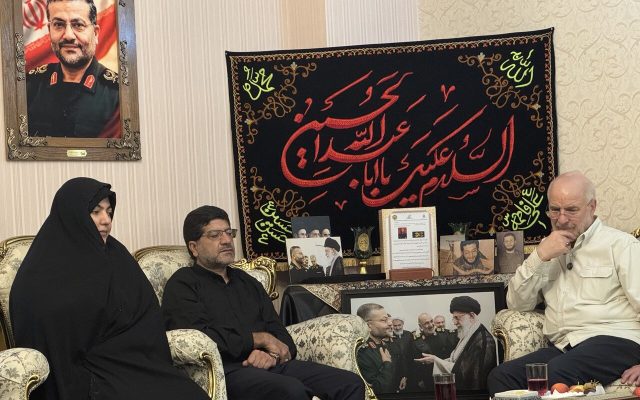 توصیف جدید قالیباف از دو جنگ تحمیلی اخیر در دیدار با خانواده شهید سلیمانی؛ وقتی تمام شیاطین در مقابل ایران صف کشیدند...