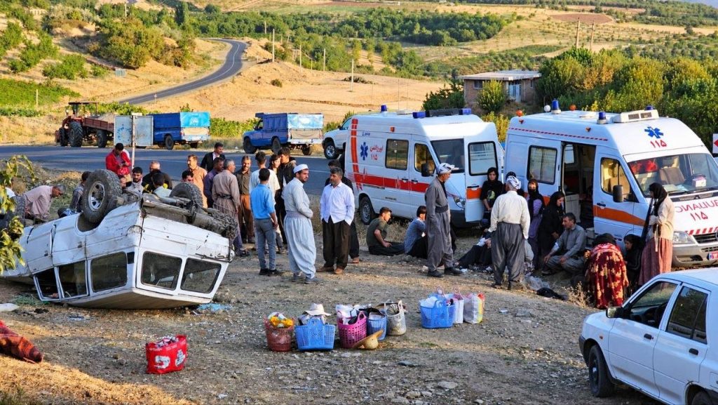 تصادف عجیب در محور پیرانشهر: لندکروزی با ۱۶ سرنشین واژگون شد
