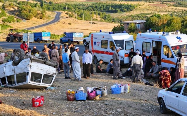 تصادف عجیب در محور پیرانشهر: لندکروزی با ۱۶ سرنشین واژگون شد