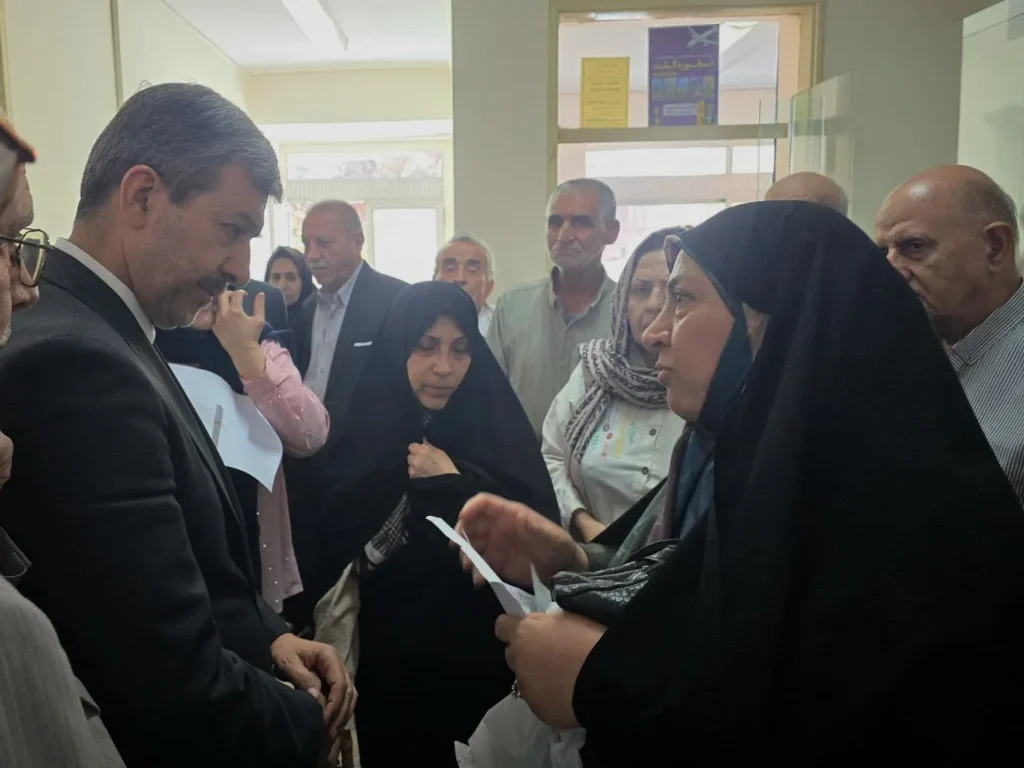 استاندار اصفهان در نخستین روز مهر به دیدار بازنشستگان آموزش و پرورش رفت