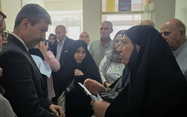 استاندار اصفهان در نخستین روز مهر به دیدار بازنشستگان آموزش و پرورش رفت