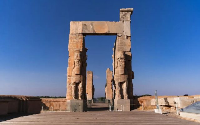 درخواست از رییسجمهور: تخت جمشید را نجات دهید
