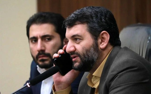 حجت عبدالملکی دوباره انتقاد کرد؛ دولت خبر مذاکره با کشورهای خلیج فارس را اعلام کرد، قیمت نفت خام ۶ دلار سقوط کرد! مدیونید اگه فکر کنید به هم ربط دارن!