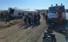 ۸ مصدوم بر اثر واژگونی اتوبوس در محور خرم‌آباد - اصفهان