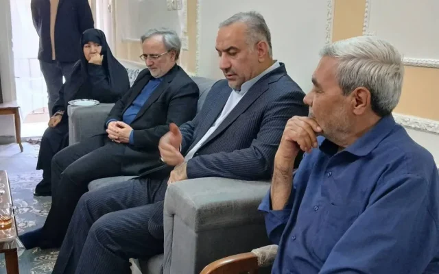 حضور رئیس سازمان زندان‌ها در منزل شهید مجتبی امیدی از شهدای اوین