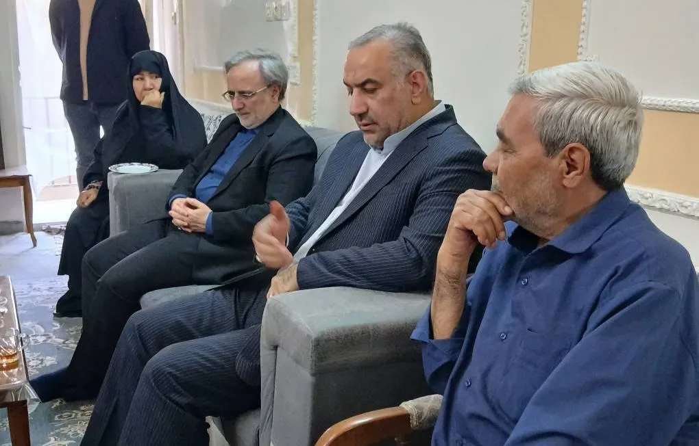 حضور رئیس سازمان زندانها در منزل شهید مجتبی امیدی از شهدای اوین