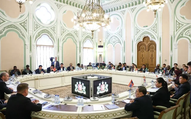 دیدار استاندار سوردلوفسک با هیأت ایرانی حاضر در اجلاس جهانی جوانان
