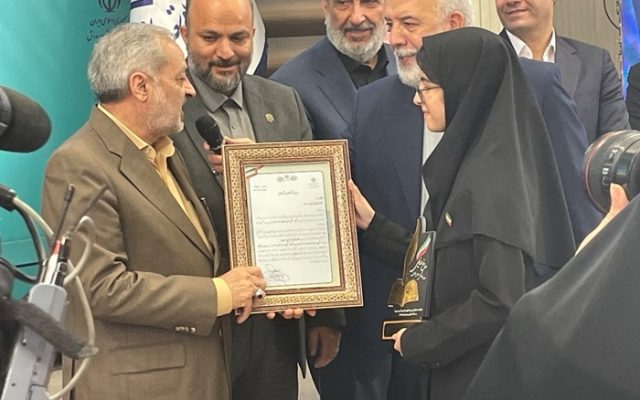 تجلیل از «مدافعان دانایی» و دو دانشآموز نیکوکار در آیین بهرهبرداری از مدارس آسیبدیده