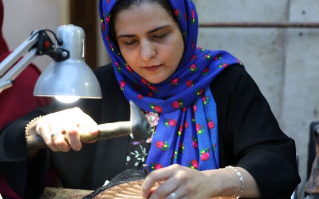 زنجیره ارزش صنایع دستی به بازار می‌رسد/ محصول هنرمند نباید پشت درِ بازار بماند