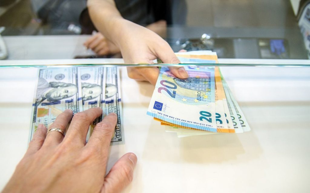 پیشبینی قیمت دلار در مهر ماه؛ از مقاومت ۲۳۷ هزار تومانی تا دلار ۲۵۰ هزار تومانی/ دلار ۱۸ درصد رشد کرد، یورو عقب ماند