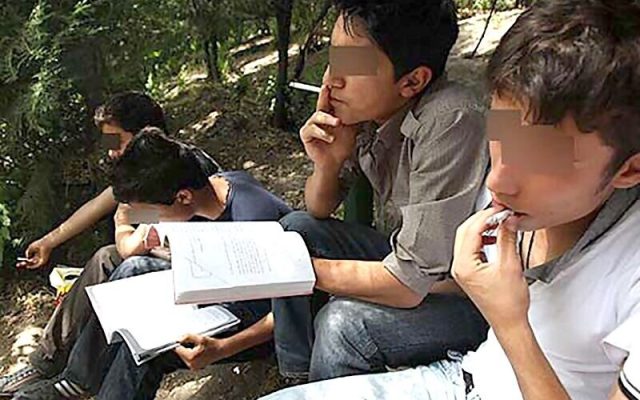 سیگار در آغاز مسیر بزرگ‌شدن؛ چرا نوجوانان سیگار می‌کشند؟