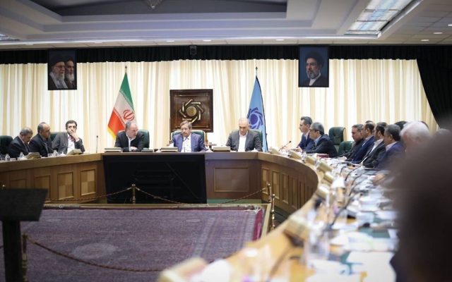 تذکر جدی همتی به بانکها؛ تراکنشهای مشکوک به مراجع قضایی معرفی میشوند