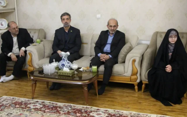 رئیس رسانه ملی با خانواده شهید مهدی بزرگی دیدار و از آنان تجلیل کرد
